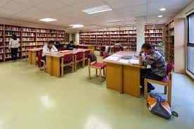 Interior de la Biblioteca Rosa Chacel con mesas de lectura y estanterías