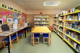 Área infantil de la biblioteca con libros y mobiliario colorido