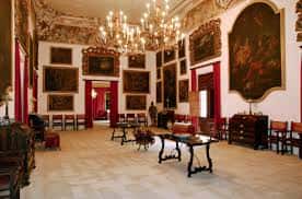 Sala principal decorada con cuadros y candelabros