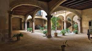 Patio con columnas y plantas en macetas