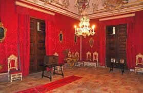 Sala con paredes rojas y mobiliario clásico