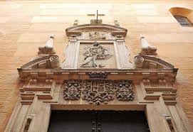 Fachada principal del Convento de Madre de Dios de la Piedad con escultura central y detalles arquitectónicos