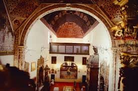 Interior de la iglesia con bóveda decorada y altar principal