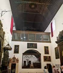 Vista del coro alto y techos ornamentados del convento