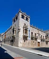 Fachada principal de la Casa del Cordón bajo cielo azul, destacando su arquitectura renacentista y detalles ornamentales