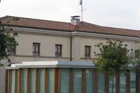 Vista exterior del Centro Sociocultural de Zigoitia mostrando su fachada principal con tejado de tejas y ampliación moderna de cristal