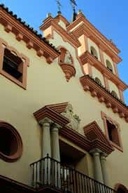 Fachada exterior de la Capilla de la Hermandad del Rocío de Triana con detalles arquitectónicos y cielo azul