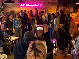 Evento social en el BN1 Arts Centre con público reunido y ambiente festivo