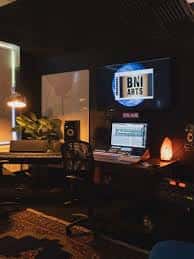 Estudio de grabación o sala de edición del BN1 Arts con equipo profesional