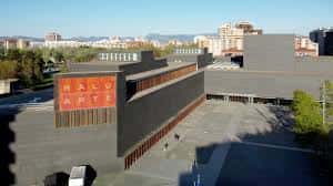 Vista aérea del exterior del Baluarte con su fachada moderna y el nombre iluminado