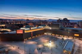 Vista nocturna del complejo del Baluarte con iluminación ambiental y cielo crepuscular