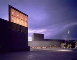 Fachada del Baluarte al atardecer con el letrero luminoso destacado