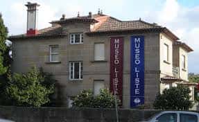 Fachada exterior del edificio del C.S. A Desviada en Vigo con letreros verticales