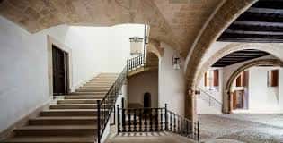 Patio interior con escalera de piedra y arcos de estilo histórico