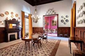 Salón con chimenea, muebles clásicos y decoración tradicional