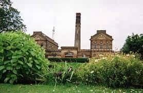 Vista panorámica del complejo del British Engineerium con chimenea y jardines circundantes