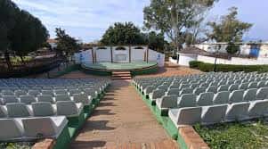 Vista general del auditorio al aire libre con gradas y escenario en Málaga