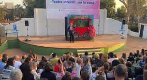 Escenario del auditorio durante una función infantil con público presente
