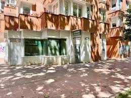 Fachada de edificio residencial con tienda en planta baja en la calle Pintor Aurelio Vera-Fajardo