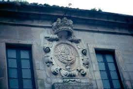 Detalle del escudo real en la parte superior de la fachada del Edificio Sarmiento