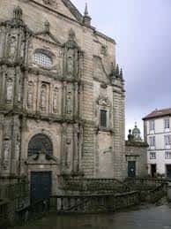 Ángulo lateral de la fachada barroca de San Martiño Pinario con detalles arquitectónicos