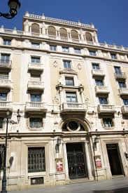 Fachada histórica del Banco Santander en Sevilla con arquitectura clásica y balcones ornamentados