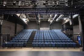 Interior del auditorio Gazteszena con butacas azules y escenario vacío