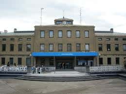 Vista frontal de la Estación de Amara con su fachada clásica y marquesina azul