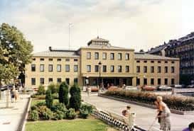 Vista panorámica de la estación rodeada de jardines y peatones