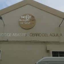 Fachada del Mercado de Abastos del Cerro del Águila con letrero oficial