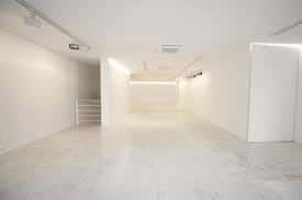Interior del espacio de ABA ART LAB con paredes blancas y suelo de mármol, mostrando la amplitud y luminosidad del lugar
