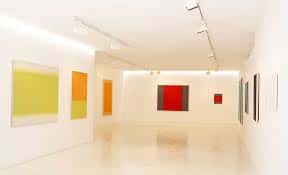 Galería de arte en ABA ART LAB con obras expuestas en las paredes y iluminación profesional, ideal para eventos culturales