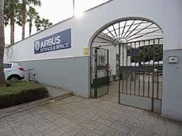 Entrada principal del Airbus Services & Office en Sevilla con señalización clara