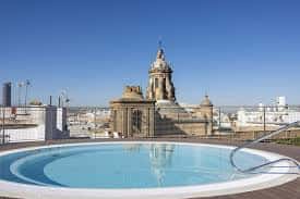 Piscina en la azotea con vista a la Catedral de Sevilla
