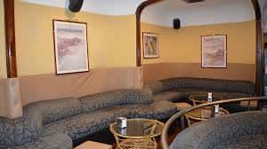 Interior del Bar Batela con sofás curvos, mesas y decoración en tonos cálidos