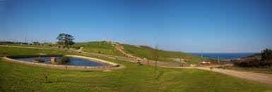Vista panorámica del Parque de Bens con lago y costa al fondo