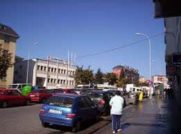 Vista exterior del edificio de la Cruz Roja en Lugo con ambulancias estacionadas