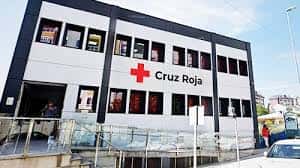 Fachada moderna del centro de la Cruz Roja en Lugo con el logo visible