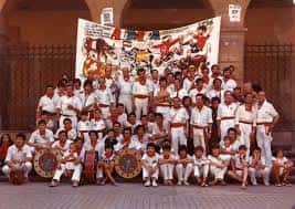 Grupo de la Peña Aldapa posando con su bandera en Pamplona