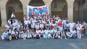 Peña Aldapa reunida en la plaza durante los Sanfermines