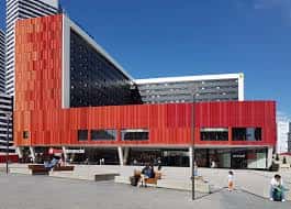 Vista exterior del edificio de Bilbao Intermodal con fachada roja y moderna