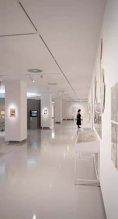 Interior de la Sala Rekalde mostrando una galería de arte con paredes blancas y suelo brillante