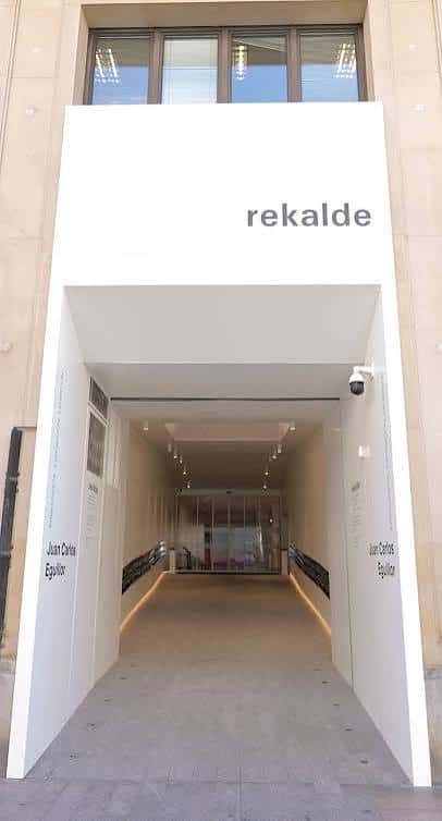 Entrada principal de la Sala Rekalde con el nombre visible en la fachada blanca