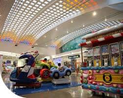 Área de juegos infantil en el interior del centro comercial