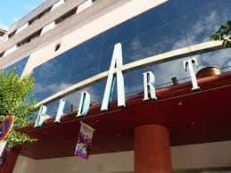 Fachada exterior del Centro Comercial Bidarte con el letrero 'BidArt'
