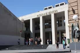 Vista exterior de la Facultad de Derecho con estudiantes en la entrada