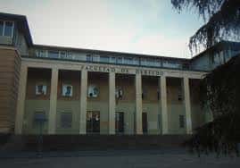 Fachada principal de la Facultad de Derecho con columnas y escalinata