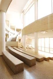 Interior del edificio con escaleras y grandes ventanales