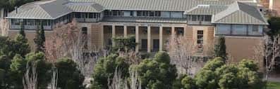 Vista aérea de la Facultad de Derecho rodeada de árboles