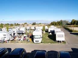 Vista panorámica del camping con múltiples caravanas y aparcamiento